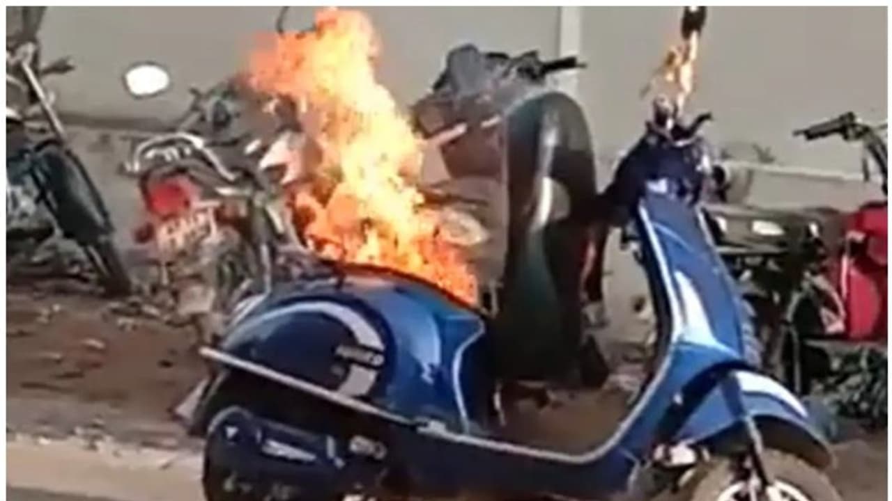 ഇലക്ട്രിക് സ്കൂട്ടറിന്റെ ബാറ്ററി പൊട്ടിത്തെറിച്ച് തീപിടിച്ചു, അച്ഛനും മകൾക്കും ദാരുണാന്ത്യം ഇലക്ട്രിക് സ്കൂട്ടറിന്റെ ബാറ്ററി പൊട്ടിത്തെറിച്ച് തീപിടിച്ചു, അച്ഛനും മകൾക്കും ദാരുണാന്ത്യം
