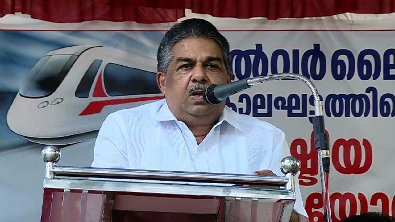 'എവിടുന്ന് കിട്ടി ഈ സാധനത്തിനെ'; യുഡിഎഫിന്റെ അന്ത്യം സ്ത്രീകളിലൂടെയെന്ന് സജി ചെറിയാൻ 'എവിടുന്ന് കിട്ടി ഈ സാധനത്തിനെ'; യുഡിഎഫിന്റെ അന്ത്യം സ്ത്രീകളിലൂടെയെന്ന് സജി ചെറിയാൻ