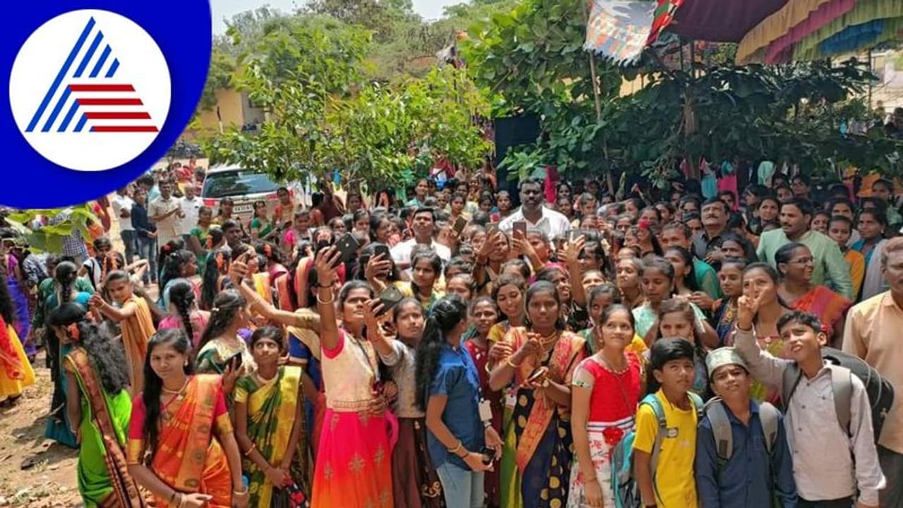 Koppal: ಶಾಸಕ ರಾಘವೇಂದ್ರ ಹಿಟ್ನಾಳ ಜೊತೆ ಸೆಲ್ಫಿಗೆ ಮುಗಿಬಿದ್ದ ವಿದ್ಯಾರ್ಥಿನಿಯರು! Koppal: ಶಾಸಕ ರಾಘವೇಂದ್ರ ಹಿಟ್ನಾಳ ಜೊತೆ ಸೆಲ್ಫಿಗೆ ಮುಗಿಬಿದ್ದ ವಿದ್ಯಾರ್ಥಿನಿಯರು!