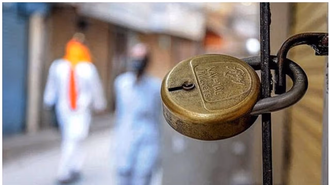 Nationwide Strike: രാജ്യവ്യാപക പൊതു പണിമുടക്ക് നാളെ മുതൽ; ഇരുപതോളം തൊഴിലാളി സംഘടനകൾ പങ്കെടുക്കും Nationwide Strike: രാജ്യവ്യാപക പൊതു പണിമുടക്ക് നാളെ മുതൽ; ഇരുപതോളം തൊഴിലാളി സംഘടനകൾ പങ്കെടുക്കും