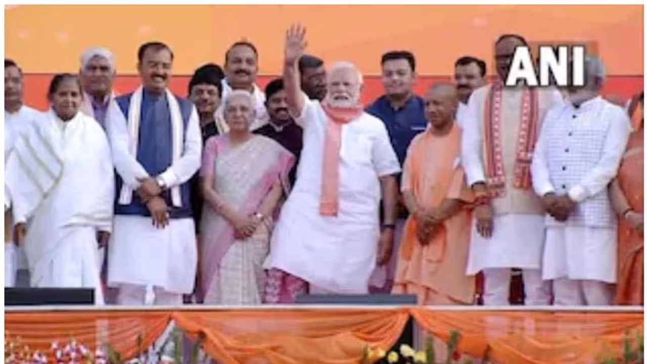 UP Cabinet: കേശവ പ്രസാദ് മൗര്യക്ക് പൊതുമരാമത്ത്, ബ്രജേഷ് പാഠക്കിന് നഗര വികസനം? തീരുമാനം ഇന്നുണ്ടായേക്കും UP Cabinet: കേശവ പ്രസാദ് മൗര്യക്ക് പൊതുമരാമത്ത്, ബ്രജേഷ് പാഠക്കിന് നഗര വികസനം? തീരുമാനം ഇന്നുണ്ടായേക്കും