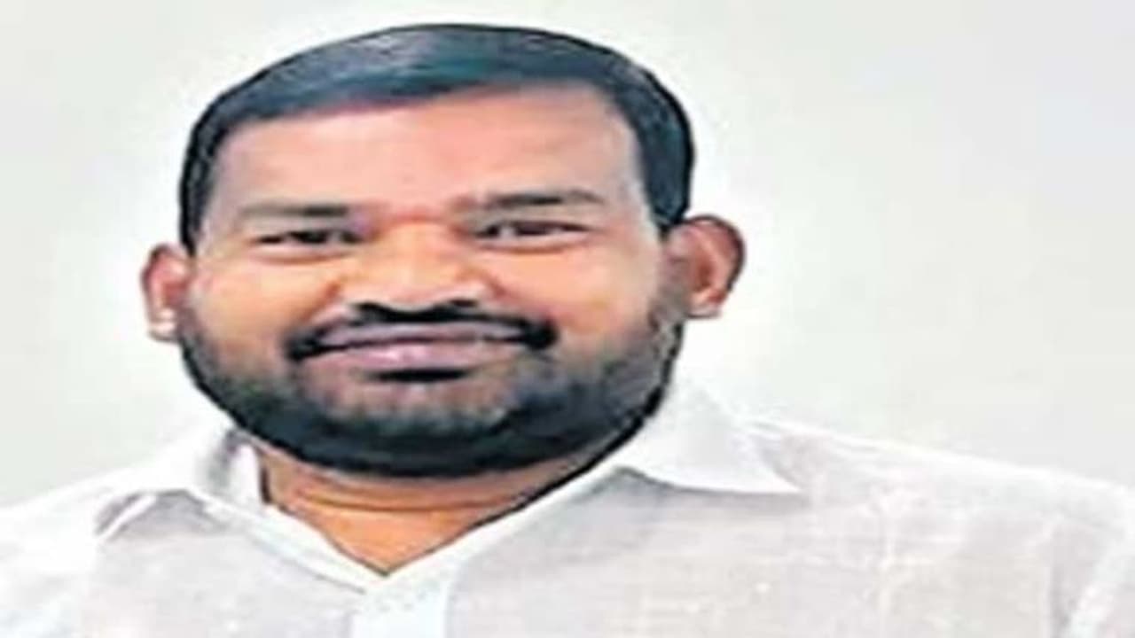 బాలికపై లైంగికదాడి.. ఆఫ్కాఫ్ ఛైర్మన్ పై విచారణకు ఆదేశించిన ఎస్సీ కమిషన్ బాలికపై లైంగికదాడి.. ఆఫ్కాఫ్ ఛైర్మన్ పై విచారణకు ఆదేశించిన ఎస్సీ కమిషన్