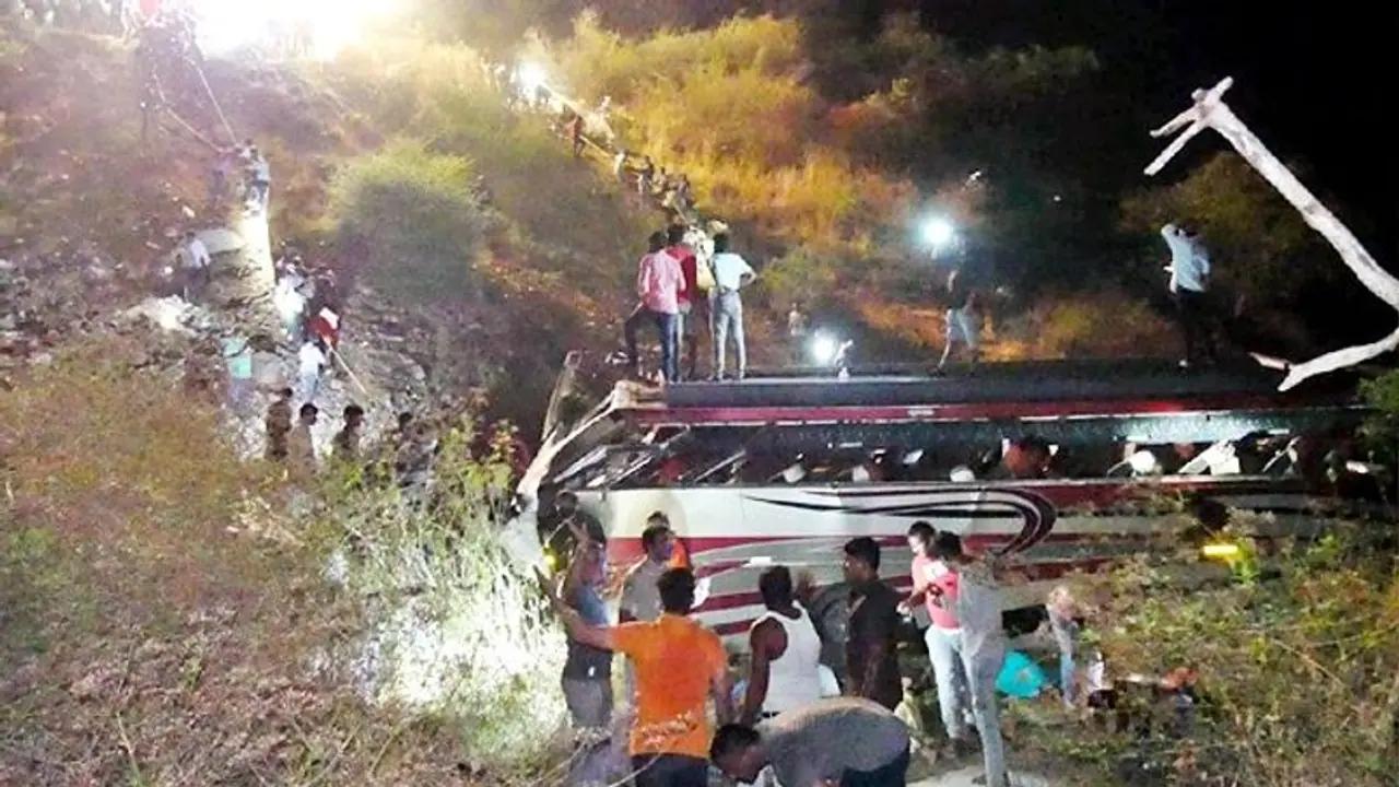 বিয়েবাড়ির আনন্দ নিমেষে বদলে গেল বিষাদে, মর্মান্তিক বাস দুর্ঘটনা প্রাণ কাড়ল ৭ জনের বিয়েবাড়ির আনন্দ নিমেষে বদলে গেল বিষাদে, মর্মান্তিক বাস দুর্ঘটনা প্রাণ কাড়ল ৭ জনের