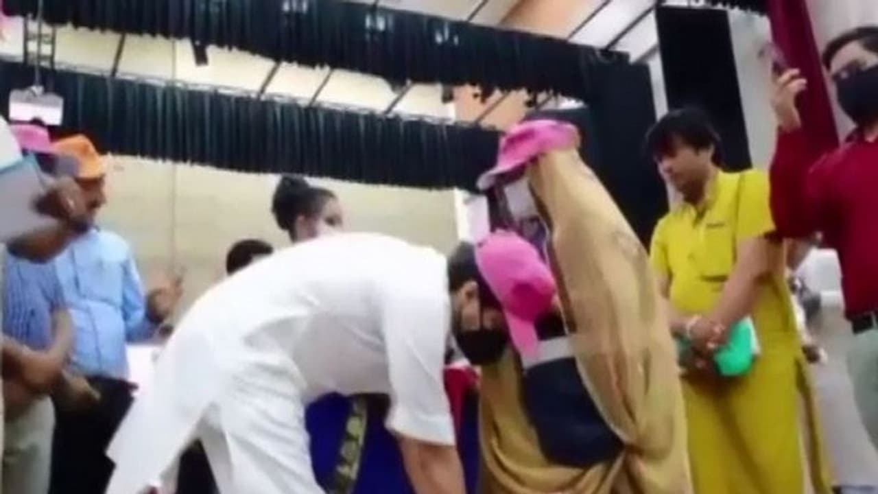 अंदाज ए महाराज : सिंधिया ने मंच पर सफाईकर्मी महिला के छुए पैर, कुर्सी पर बैठाया, आशीर्वाद सुन हो गए खुश