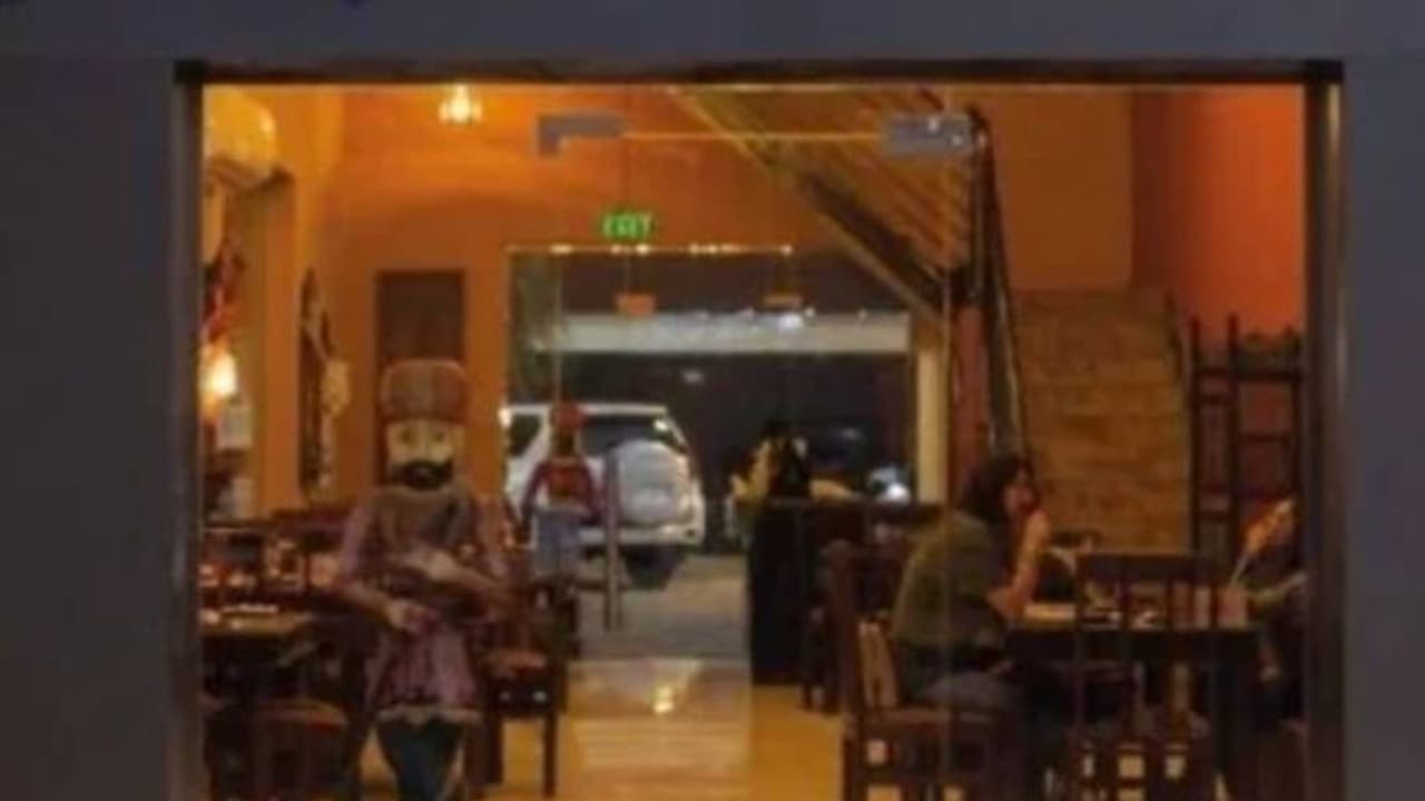 ஹிஜாப் அணிந்து வந்த பெண்ணிற்கு அனுமதி மறுப்பு பக்ரைனில் இழுத்து மூடப்பட்ட இந்திய ரெஸ்டாரண்ட்..! ஹிஜாப் அணிந்து வந்த பெண்ணிற்கு அனுமதி மறுப்பு பக்ரைனில் இழுத்து மூடப்பட்ட இந்திய ரெஸ்டாரண்ட்..!