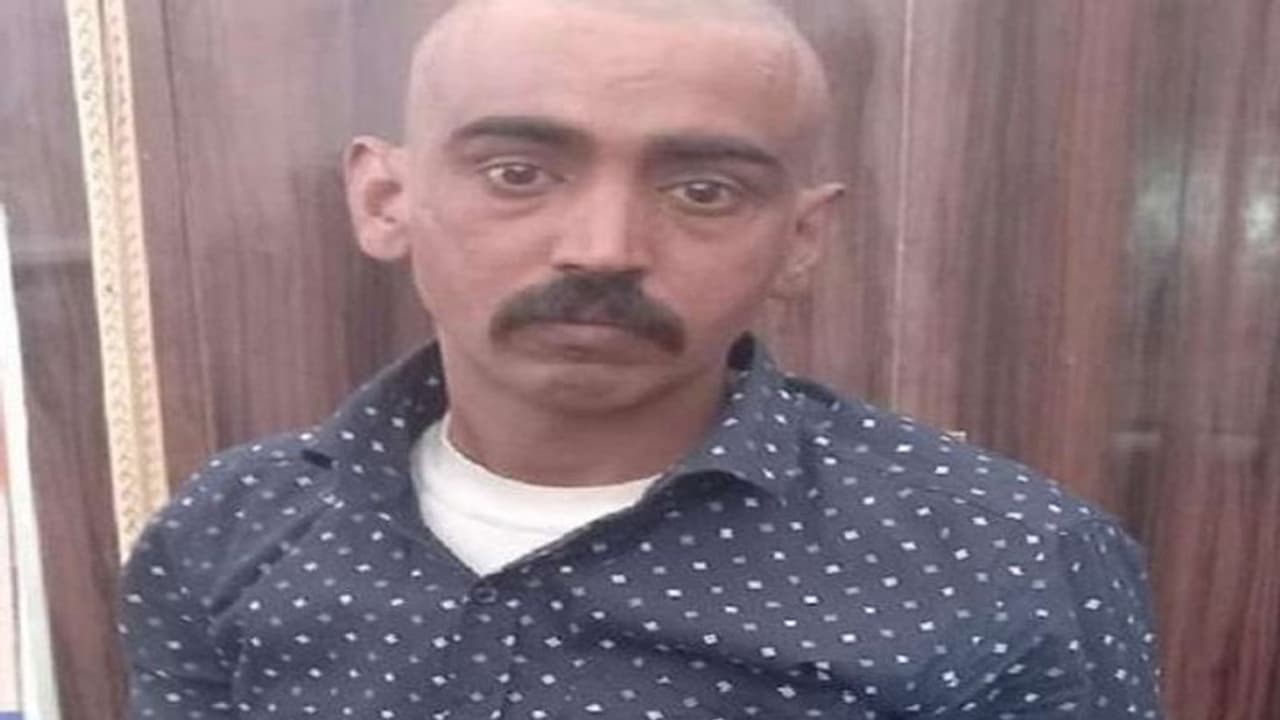 कन्नौज में पुलिस ने अफसरों की गाड़ी चेक करने पर सपा कार्यकर्ता को किया गिरफ्तार, रोकी थी चुनाव प्रेक्षक की कार कन्नौज में पुलिस ने अफसरों की गाड़ी चेक करने पर सपा कार्यकर्ता को किया गिरफ्तार, रोकी थी चुनाव प्रेक्षक की कार