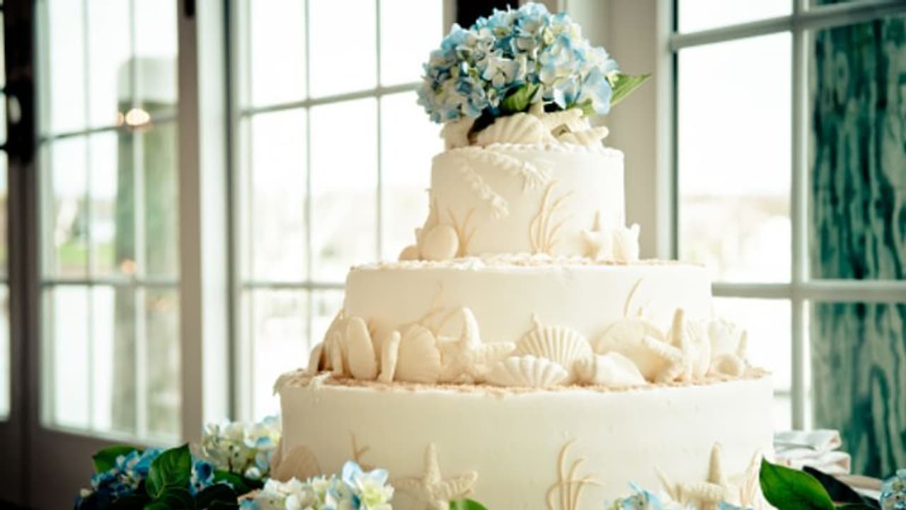 സഹോദരിയുടെ വിവാഹത്തിന് കഞ്ചാവ് കേക്കുമായി സഹോദരന്‍റെ 'സര്‍പ്രൈസ്'