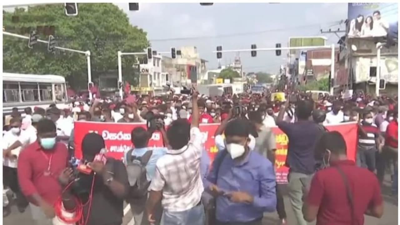 സാമ്പത്തിക പ്രതിസന്ധി; ശ്രീലങ്ക വിദേശത്തെ എംബസികൾ അടച്ചുപൂട്ടുന്നു, വിലക്കയറ്റം രൂക്ഷം സാമ്പത്തിക പ്രതിസന്ധി; ശ്രീലങ്ക വിദേശത്തെ എംബസികൾ അടച്ചുപൂട്ടുന്നു, വിലക്കയറ്റം രൂക്ഷം