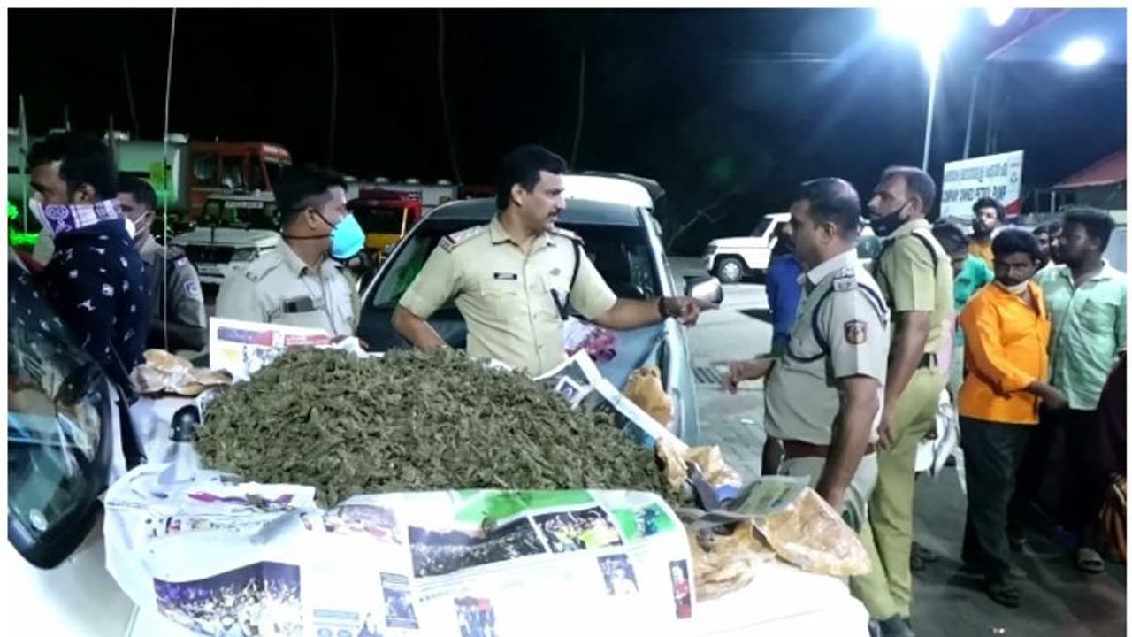 ക്ഷേത്ര ദര്ശനത്തിനെന്ന വ്യാജേനെ കുഞ്ഞിനെ മറയാക്കി കഞ്ചാവ് കടത്ത്; കൊല്ലത്ത് ദമ്പതികൾ പിടിയിൽ ക്ഷേത്ര ദര്ശനത്തിനെന്ന വ്യാജേനെ കുഞ്ഞിനെ മറയാക്കി കഞ്ചാവ് കടത്ത്; കൊല്ലത്ത് ദമ്പതികൾ പിടിയിൽ