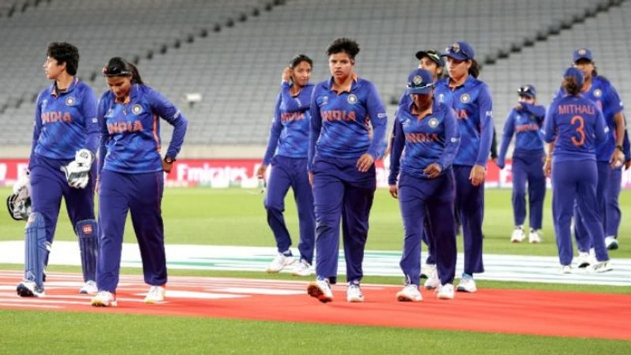 Women's World Cup: టీమిండియా గుండె పగిలిన క్షణం..! టోర్నీ నుంచి నిష్క్రమించిన మిథాలీ సేన.. Women's World Cup: టీమిండియా గుండె పగిలిన క్షణం..! టోర్నీ నుంచి నిష్క్రమించిన మిథాలీ సేన..