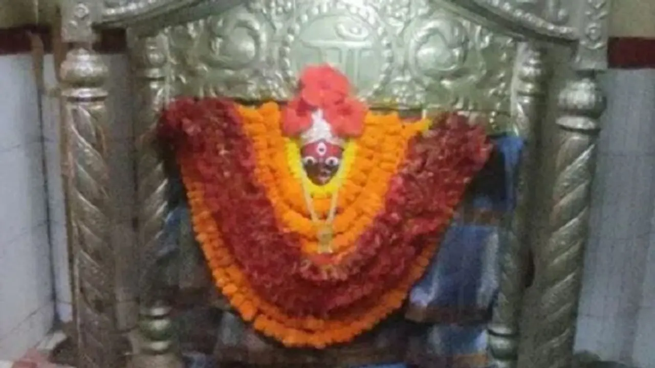 काशी में भदैनी के प्रसिद्ध महिषासुर मंदिर से मूर्ति का मुकुट व हार चोरी, लोगों में पुलिस के प्रति आक्रोश पैदा