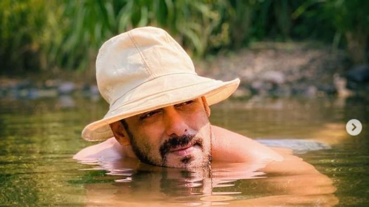 'পরবর্তী ছবিতে কি কুমিরের চরিত্রে দেখা যাবে', সলমনকে পুকুরে স্নান করতে দেখে প্রশ্ন নেটিজেনের