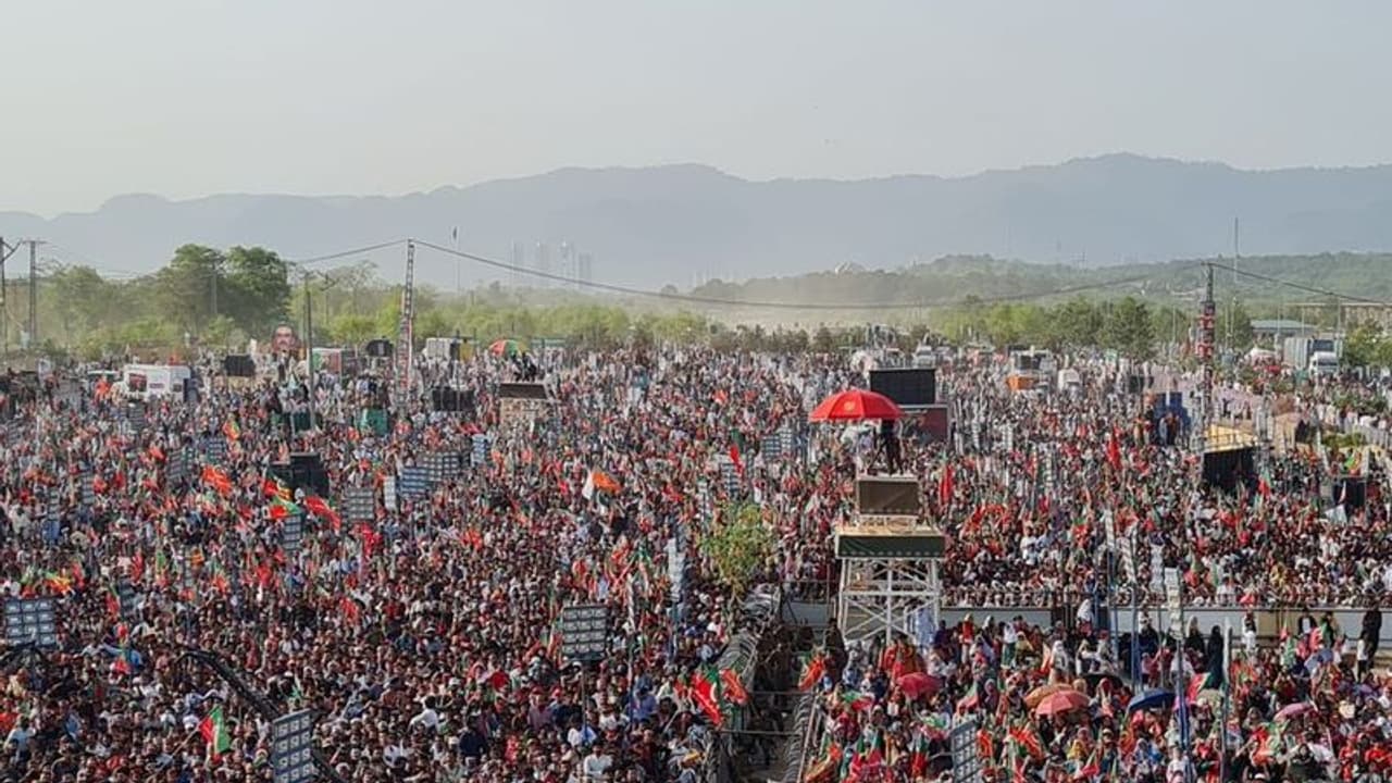 इमरान खान की सत्ता के बचे गिने चुने दिन, दम दिखाने के लिए इस्लामाबाद में कर रहे रैली इमरान खान की सत्ता के बचे गिने चुने दिन, दम दिखाने के लिए इस्लामाबाद में कर रहे रैली