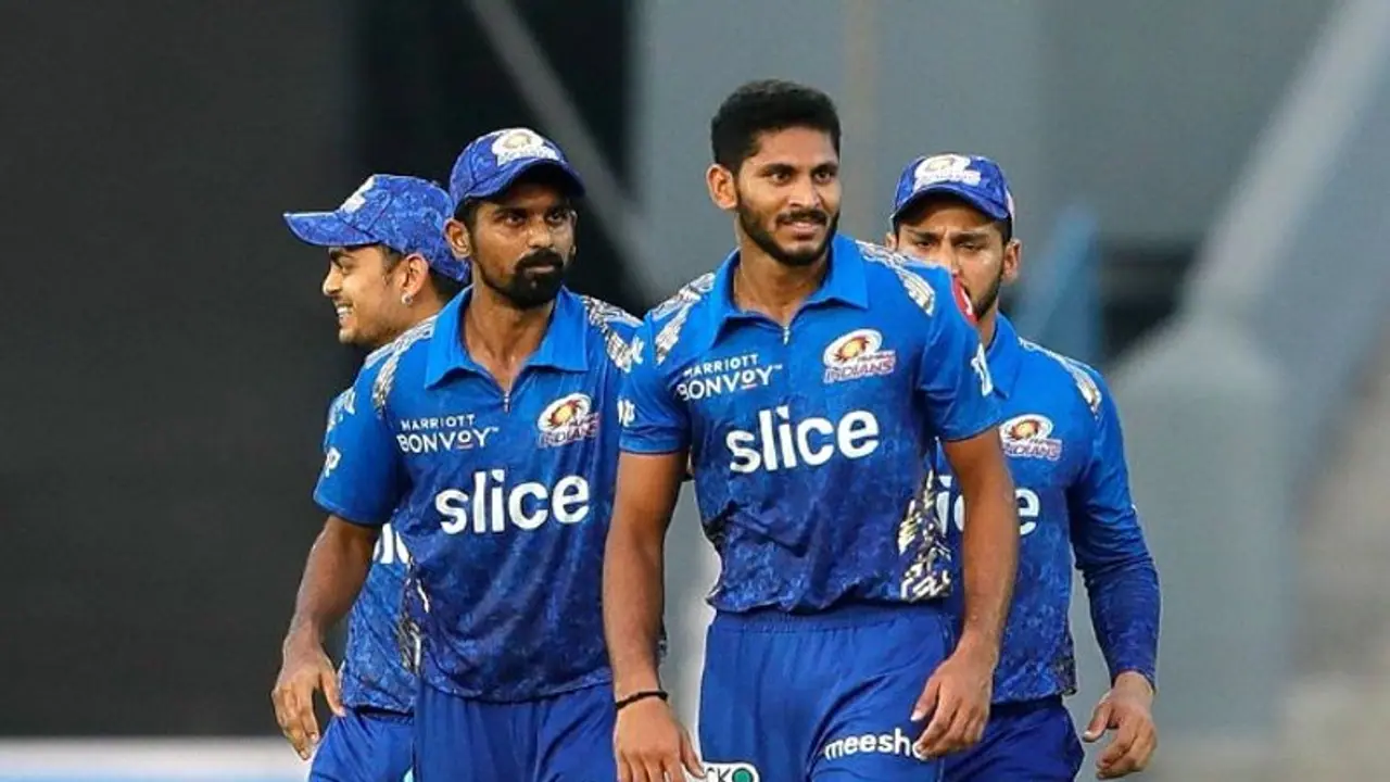 ഐപിഎല്‍: അടുത്ത സീസണിന് രണ്ടുംകല്‍പിച്ച് മുംബൈ ഇന്ത്യന്‍സ്; ബേസില്‍ തമ്പിയടക്കമുള്ളവർ ഇംഗ്ലണ്ടിലേക്ക്