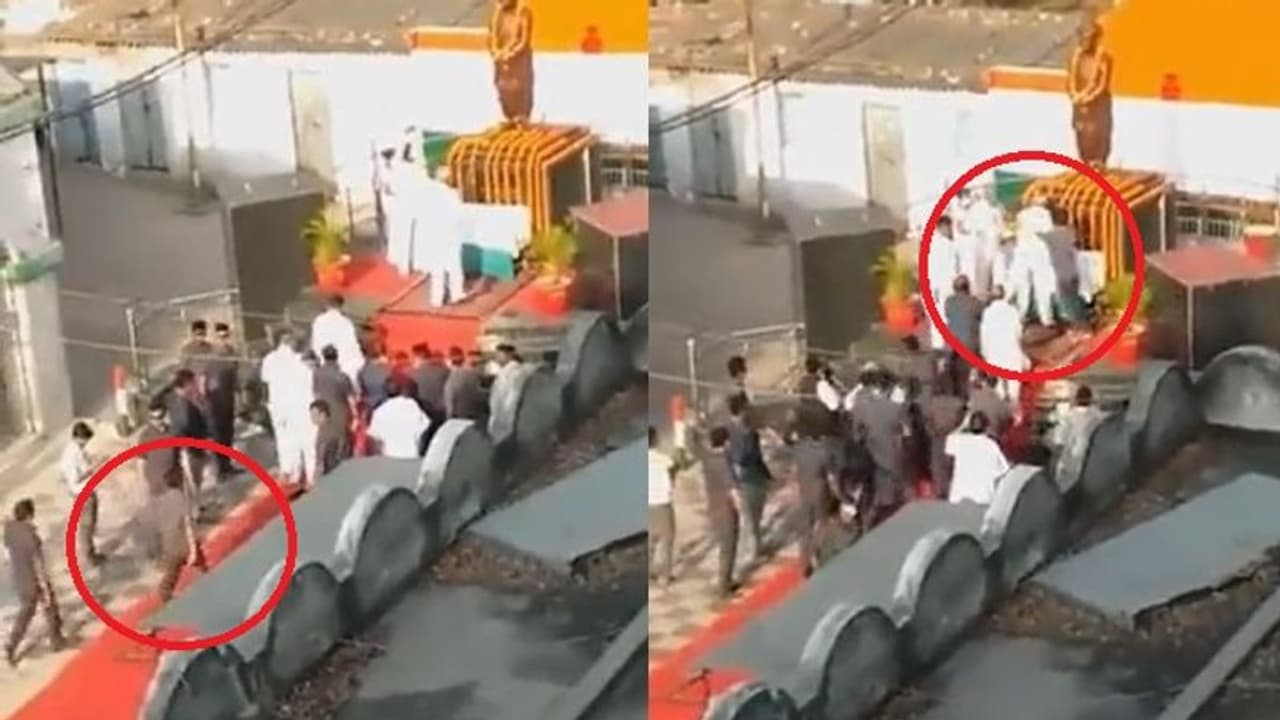 चार सेकंड की चूक और नीतीश कुमार को पड़ गया मुक्का, सोशल मीडिया पर वायरल हो रहा वीडियो चार सेकंड की चूक और नीतीश कुमार को पड़ गया मुक्का, सोशल मीडिया पर वायरल हो रहा वीडियो