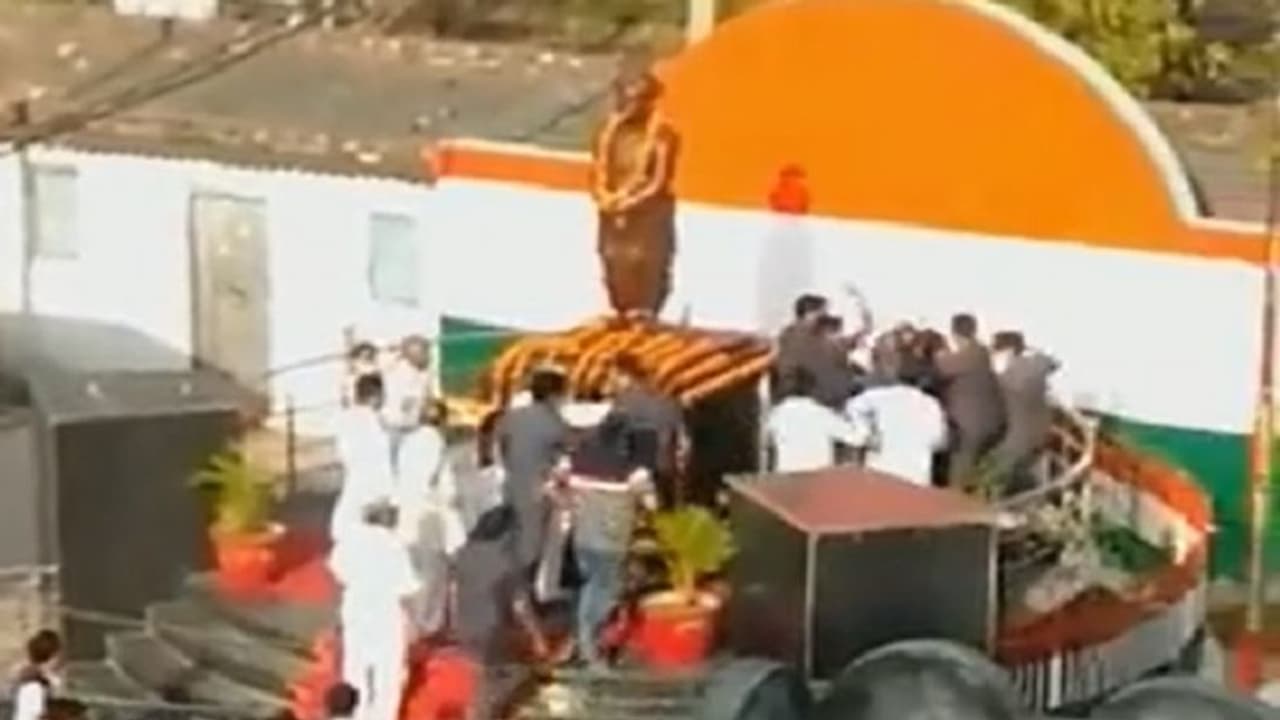 घर की छत से कूद गया था नीतीश कुमार को मुक्का मारने वाला विक्षिप्त युवक, CM ने कहा नहीं की जाये कार्रवाई