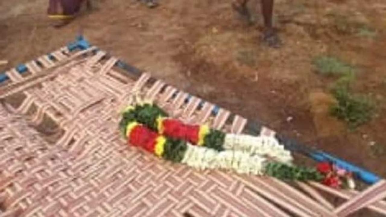 பிறந்தநாளுக்கு ஆசீர்வாதம் வாங்க வருவதாக கூறி பிரபல ரவுடி கொலை.. சடலத்துக்கு மாலை அணிவித்த கும்பல்.!