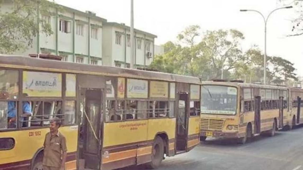 மாநகரப் பேருந்துகளை ஓட்டுநரை தவிர வேறு யாரும் கட்டாயம் இயக்கக் கூடாது.. போக்குவரத்துத்துறை சுற்றறிக்கை மாநகரப் பேருந்துகளை ஓட்டுநரை தவிர வேறு யாரும் கட்டாயம் இயக்கக் கூடாது.. போக்குவரத்துத்துறை சுற்றறிக்கை