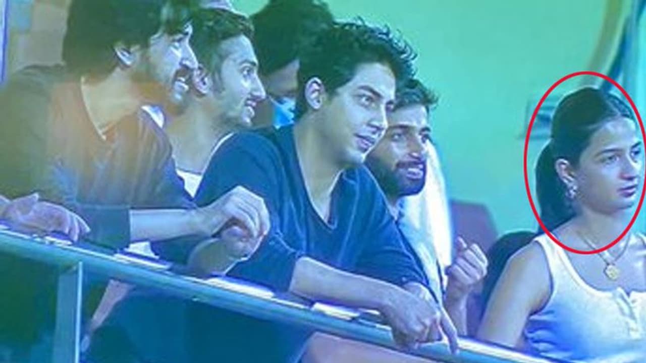 IPL 2022 में शाहरुख खान के लाडले संग नजर आई मिस्ट्री गर्ल, जानें कौन है ये खूबसूरत लड़की IPL 2022 में शाहरुख खान के लाडले संग नजर आई मिस्ट्री गर्ल, जानें कौन है ये खूबसूरत लड़की