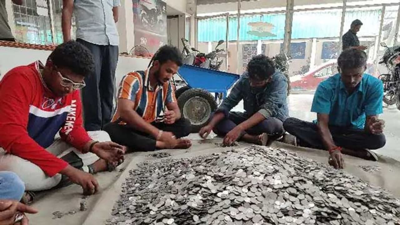 ஒரு ரூபாய் நாணயங்களாகவே கொடுத்து ரூ.2.60 லட்சம் பைக் வாங்கிய யூடியூபர்.. யார் தெரியுமா? ஒரு ரூபாய் நாணயங்களாகவே கொடுத்து ரூ.2.60 லட்சம் பைக் வாங்கிய யூடியூபர்.. யார் தெரியுமா?