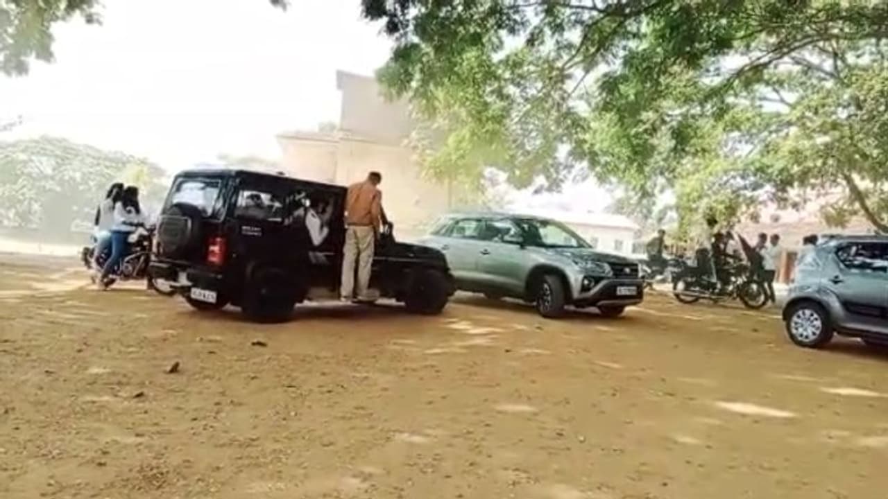 ബുള്ളറ്റില് പെണ്കുട്ടികള്, ജീപ്പിലും കാറിലും ആണ്കുട്ടികള്; പനമരത്തും 'സെന്റ് ഓഫ് റേസിംഗ്' ബുള്ളറ്റില് പെണ്കുട്ടികള്, ജീപ്പിലും കാറിലും ആണ്കുട്ടികള്; പനമരത്തും 'സെന്റ് ഓഫ് റേസിംഗ്'