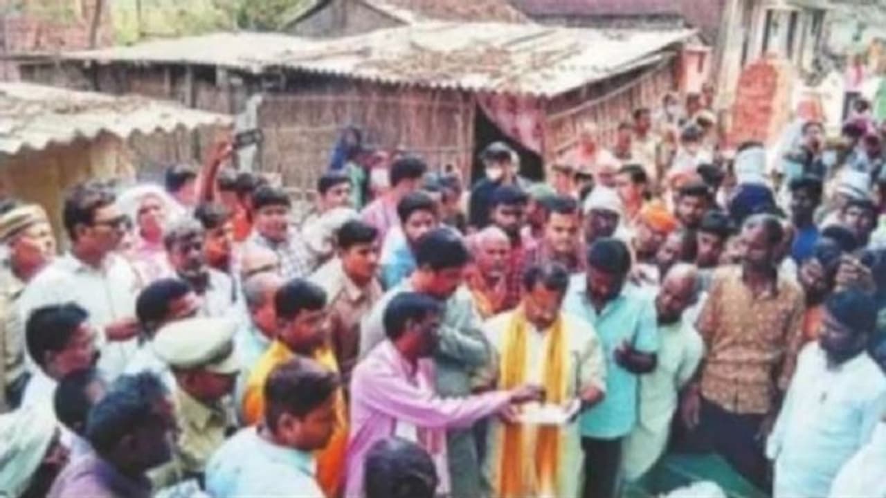 बीजेपी को वोट देना और जीत पर मिठाई बांटना बाबर को पड़ा भारी, इलाज के दौरान मौत के बाद सीएम ने दिए जांच के आदेश बीजेपी को वोट देना और जीत पर मिठाई बांटना बाबर को पड़ा भारी, इलाज के दौरान मौत के बाद सीएम ने दिए जांच के आदेश