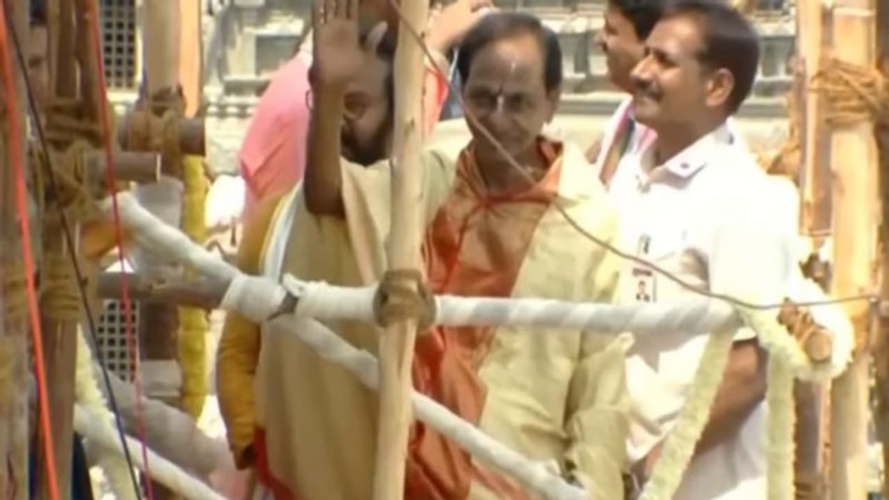 Yadadri Temple: యాదాద్రికి చేరుకున్న సీఎం కేసీఆర్ దంపతులు.. కాసేపట్లో మహాకుంభ సంప్రోక్షణ.. Yadadri Temple: యాదాద్రికి చేరుకున్న సీఎం కేసీఆర్ దంపతులు.. కాసేపట్లో మహాకుంభ సంప్రోక్షణ..