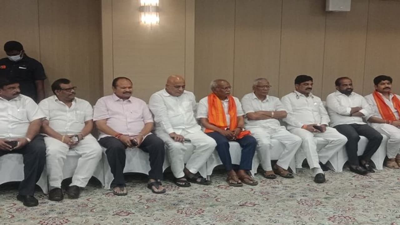 ఏపీ బిజెపిలో ముసలం.. సోము వీర్రాజు లేకుండానే.. నేతల సమావేశం.. అసలేం జరుగుతోంది?? ఏపీ బిజెపిలో ముసలం.. సోము వీర్రాజు లేకుండానే.. నేతల సమావేశం.. అసలేం జరుగుతోంది??