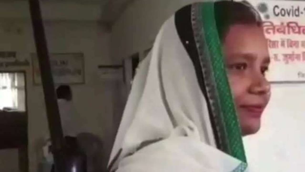 मर्दों के बीच इस बहादुर महिला से मिलिए: जो कंधे पर रखती है बंदूक, पति की मौत के बाद बन गई बीहड़ की 'शेरनी'