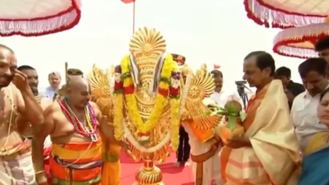 యాదాద్రిలో వైభవంగా మహాకుంభ సంప్రోక్షణ.. శ్రీ సుదర్శన చక్రానికి సీఎం కేసీఆర్ ప్రత్యేక పూజలు.. యాదాద్రిలో వైభవంగా మహాకుంభ సంప్రోక్షణ.. శ్రీ సుదర్శన చక్రానికి సీఎం కేసీఆర్ ప్రత్యేక పూజలు..