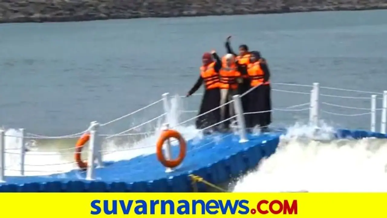 ಅಲೆಗಳ ಉಬ್ಬರಕ್ಕೆ ತೇಲುವ ಸೇತುವೆ: ಪ್ರವಾಸಿಗರನ್ನು ಸೆಳೆಯುತ್ತಿದೆ ಈ ಬೀಚ್‌