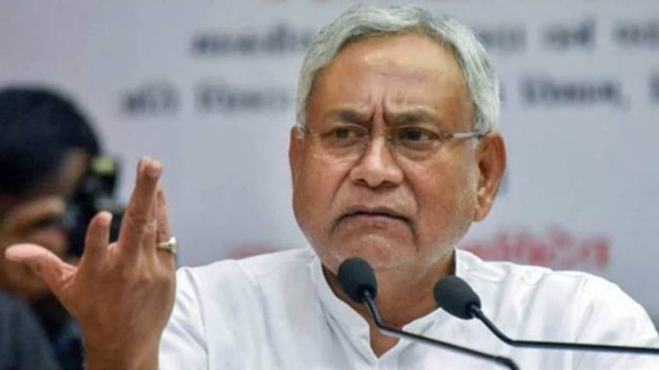 कौन है CM नीतीश कुमार पर हमला करने वाला शख्स, 2 बार कर चुका है सुसाइड की कोशिश, जानिए इसकी कुंडली कौन है CM नीतीश कुमार पर हमला करने वाला शख्स, 2 बार कर चुका है सुसाइड की कोशिश, जानिए इसकी कुंडली