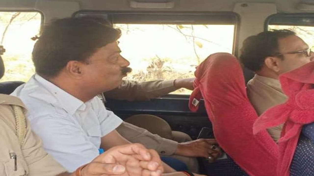 एम्बुलेंस प्रकरण मामले में पुलिस कस रही शिकंजा, अस्पताल संचालक शेषनाथ को हिरासत में लिया एम्बुलेंस प्रकरण मामले में पुलिस कस रही शिकंजा, अस्पताल संचालक शेषनाथ को हिरासत में लिया