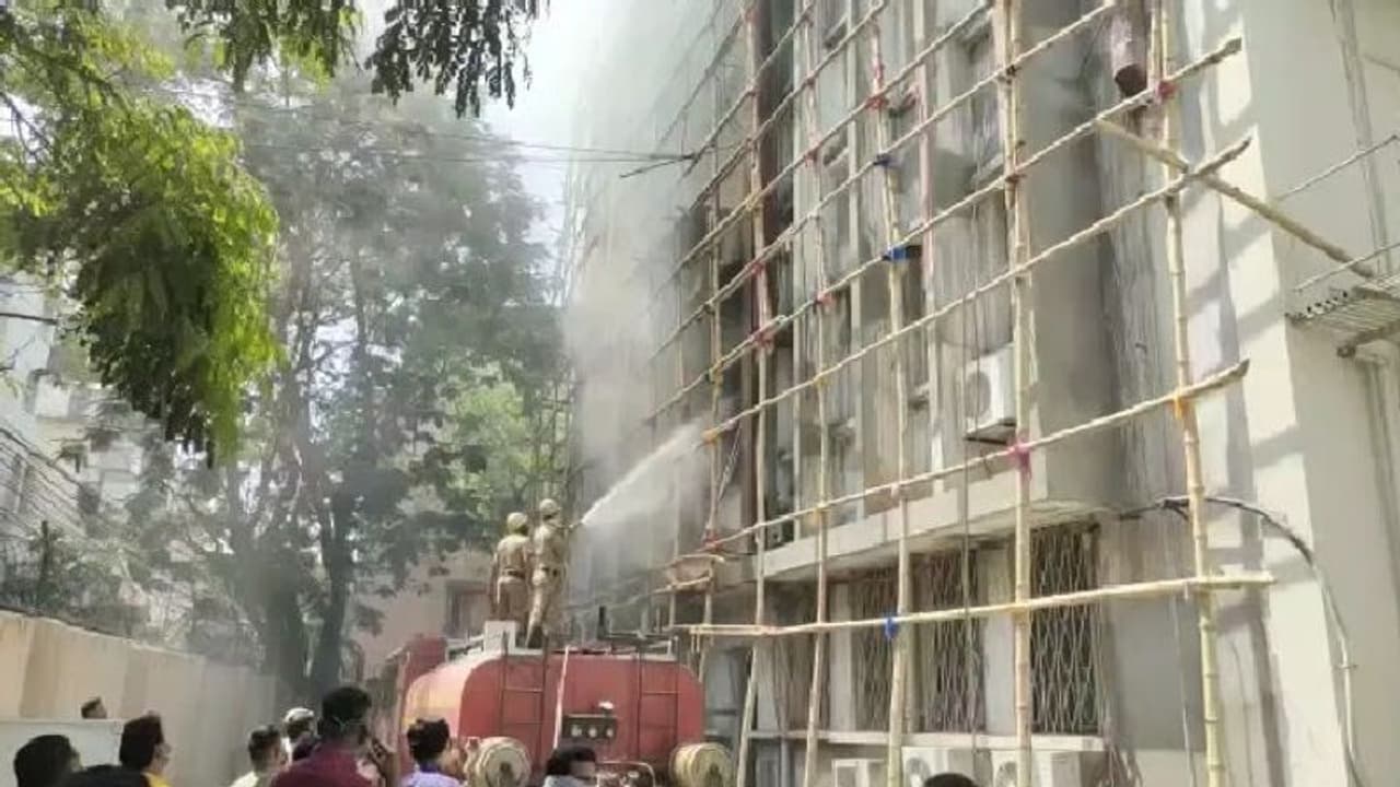 যাদবপুরে আইআইসিবিতে ভয়াবহ অগ্নিকান্ড কেউ আটকে নেই তো তীব্র আতঙ্কে বাসিন্দারা