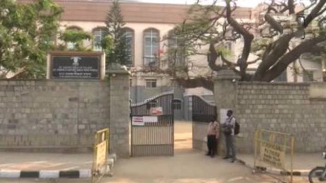 Hijab Row: ஹிஜாபை கழற்ற முடியாது தேர்வை புறக்கணித்து ஷாக் கொடுத்த பள்ளி மாணவி..! Hijab Row: ஹிஜாபை கழற்ற முடியாது தேர்வை புறக்கணித்து ஷாக் கொடுத்த பள்ளி மாணவி..!