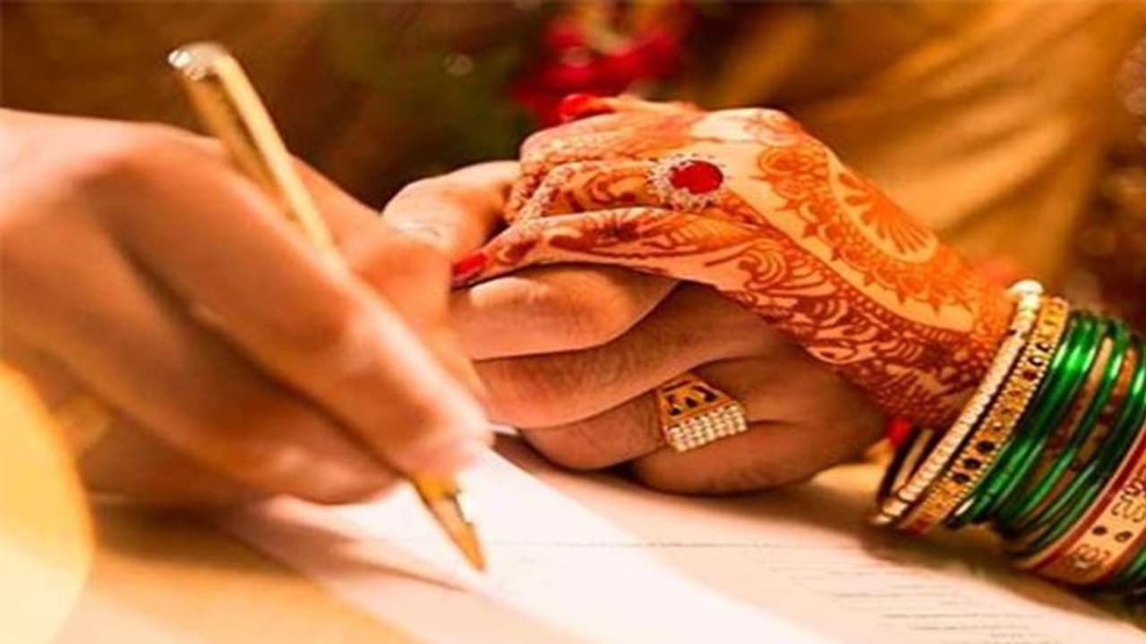 पार्टनर के साथ कोर्ट मैरिज करने का है प्लान? तो जानें इसके लिए जरूरी डॉक्यूमेंट्स, प्रोसेस और शुल्क पार्टनर के साथ कोर्ट मैरिज करने का है प्लान? तो जानें इसके लिए जरूरी डॉक्यूमेंट्स, प्रोसेस और शुल्क