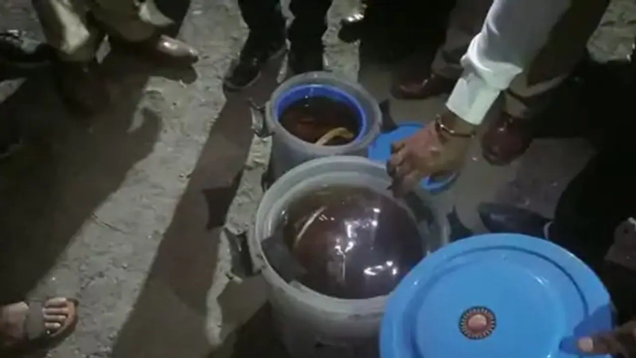 महाराष्ट्र के नासिक की एक दुकान में रहस्यमयी डिब्बा खोलते ही भाग खड़े हुए लोग, पुलिस शॉक्ड महाराष्ट्र के नासिक की एक दुकान में रहस्यमयी डिब्बा खोलते ही भाग खड़े हुए लोग, पुलिस शॉक्ड