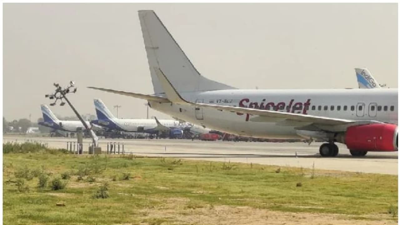 Spice Jet : ടേക്ക് ഓഫിന് തൊട്ടുമുമ്പ് സ്പൈസ് ജെറ്റ് വിമാനം തൂണിലിടിച്ചു Spice Jet : ടേക്ക് ഓഫിന് തൊട്ടുമുമ്പ് സ്പൈസ് ജെറ്റ് വിമാനം തൂണിലിടിച്ചു