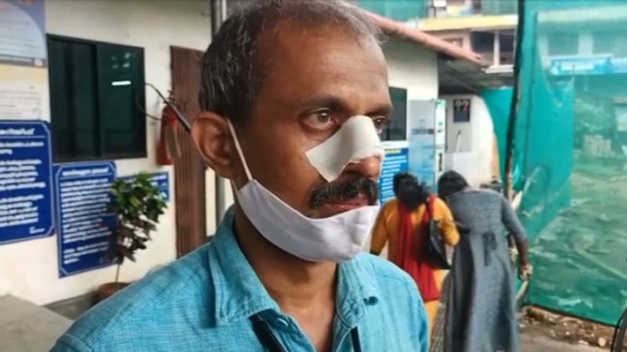 ജോലിക്കെത്തിയ പഞ്ചായത്ത് സെക്രട്ടറിക്ക് മർദ്ദനം: സിപിഎം ലോക്കൽ സെക്രട്ടറി അടക്കം അറസ്റ്റിൽ ജോലിക്കെത്തിയ പഞ്ചായത്ത് സെക്രട്ടറിക്ക് മർദ്ദനം: സിപിഎം ലോക്കൽ സെക്രട്ടറി അടക്കം അറസ്റ്റിൽ