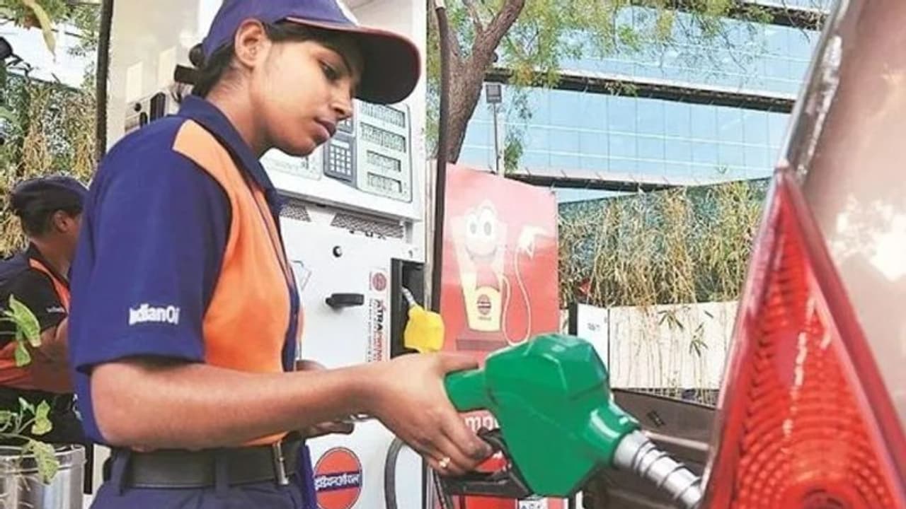 'മനുഷ്യത്വപരമായ സമീപനം വേണം'; തുറക്കണമെന്ന് പെട്രോൾ പമ്പുകളോട് കോഴിക്കോട് കളക്ടർ 'മനുഷ്യത്വപരമായ സമീപനം വേണം'; തുറക്കണമെന്ന് പെട്രോൾ പമ്പുകളോട് കോഴിക്കോട് കളക്ടർ