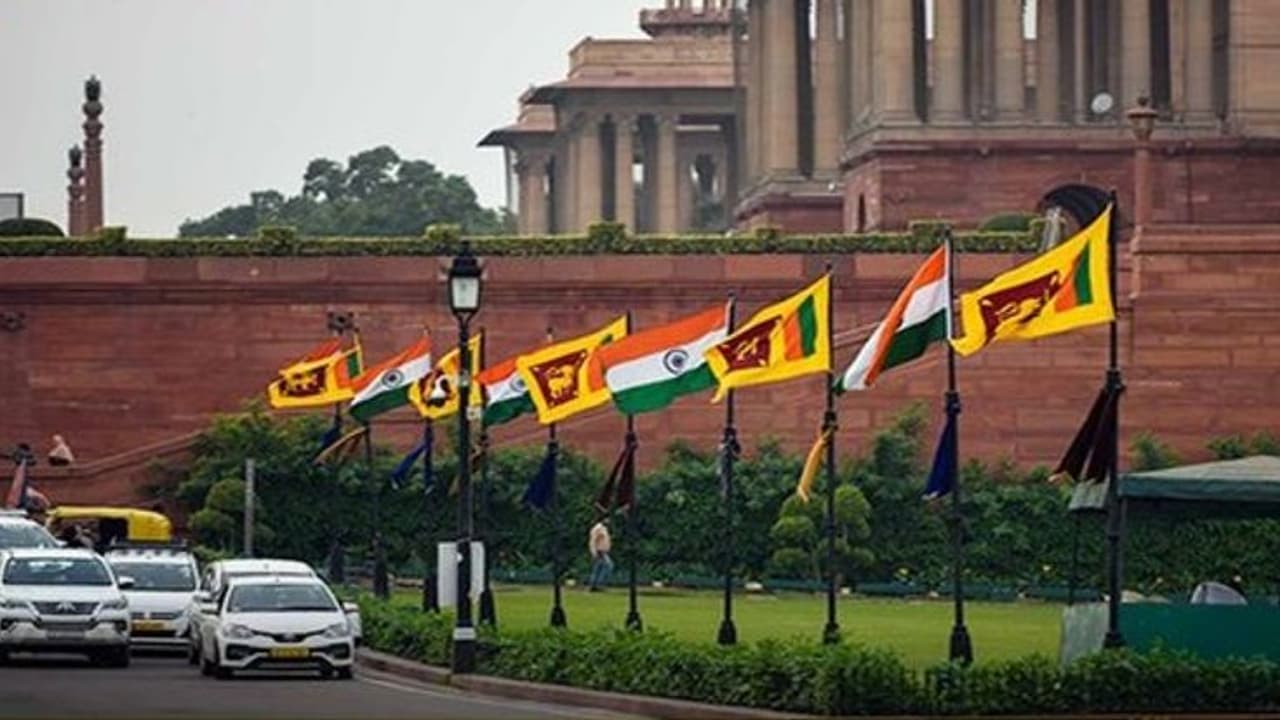 ശ്രീലങ്കൻ പ്രതിസന്ധി ചർച്ച ചെയ്യണമെന്ന് കോൺഗ്രസ്: ലോക്സഭയിൽ അടിയന്തര പ്രമേയത്തിന് നോട്ടീസ് നൽകി ശ്രീലങ്കൻ പ്രതിസന്ധി ചർച്ച ചെയ്യണമെന്ന് കോൺഗ്രസ്: ലോക്സഭയിൽ അടിയന്തര പ്രമേയത്തിന് നോട്ടീസ് നൽകി