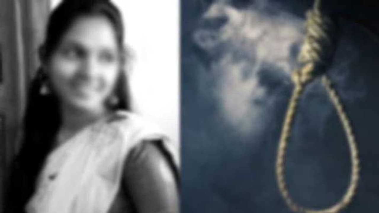 தந்தைக்கு மெசேஜ் அனுப்பிவிட்டு விடுதியில் கல்லூரி மாணவி தற்கொலை.. அதிர வைக்கும் காரணம்..! தந்தைக்கு மெசேஜ் அனுப்பிவிட்டு விடுதியில் கல்லூரி மாணவி தற்கொலை.. அதிர வைக்கும் காரணம்..!