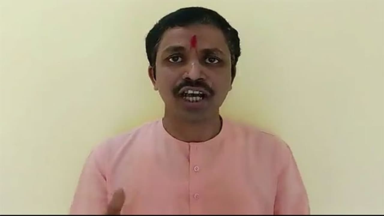 ರಾಜ್ಯದಲ್ಲಿ ಸದ್ದು ಮಾಡಿದ ಹಲಾಲ್ ಮಾಂಸ ನಿಷೇಧ, ಕೋಳಿ ಕತ್ತರಿಸಿ ಸ್ವಾಮೀಜಿಯಿಂದ ಅಭಿಯಾನಕ್ಕೆ ಚಾಲನೆ! ರಾಜ್ಯದಲ್ಲಿ ಸದ್ದು ಮಾಡಿದ ಹಲಾಲ್ ಮಾಂಸ ನಿಷೇಧ, ಕೋಳಿ ಕತ್ತರಿಸಿ ಸ್ವಾಮೀಜಿಯಿಂದ ಅಭಿಯಾನಕ್ಕೆ ಚಾಲನೆ!