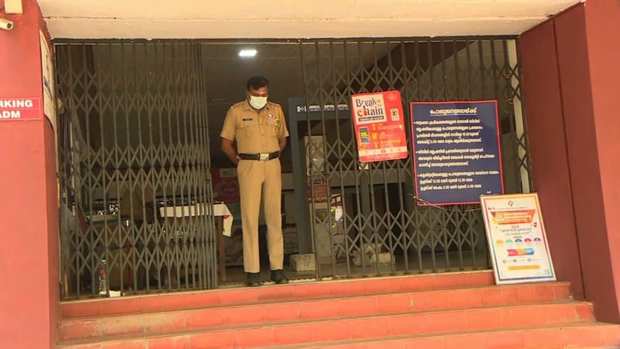 രണ്ടാം ദിവസവും സ്തംഭനം തന്നെ; സർക്കാർ ഓഫീസുകളിൽ ആളില്ല, വ്യവസായ മേഖലയിലും പണിമുടക്ക് പൂർണം രണ്ടാം ദിവസവും സ്തംഭനം തന്നെ; സർക്കാർ ഓഫീസുകളിൽ ആളില്ല, വ്യവസായ മേഖലയിലും പണിമുടക്ക് പൂർണം