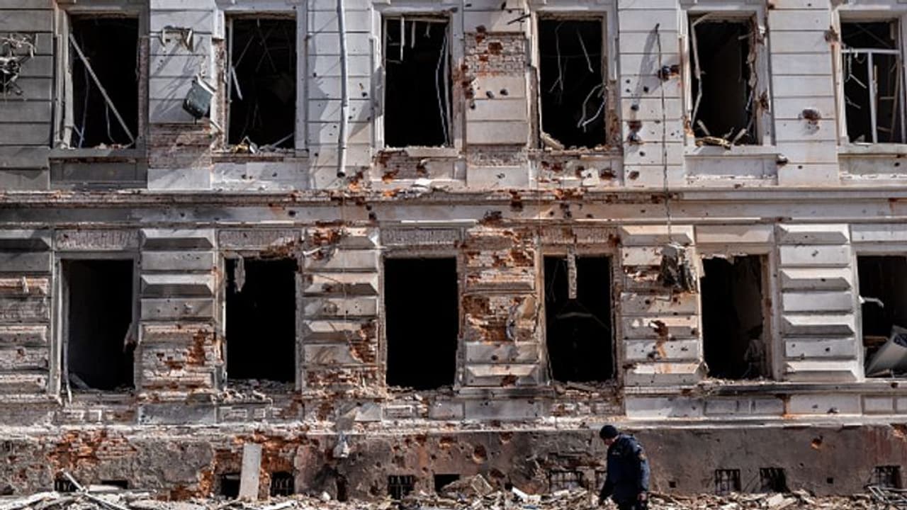 Ukraine Crisis ಪತಿಗೆ ಗುಂಡಿಕ್ಕಿ, ಪುತ್ರನ ಎದುರೇ ಅತ್ಯಾಚಾರ, ರಷ್ಯಾ ಸೈನಿಕರ ಕರಾಳ ಮುಖ ಅನಾವರಣ ಮಾಡಿದ ಮಹಿಳೆ! Ukraine Crisis ಪತಿಗೆ ಗುಂಡಿಕ್ಕಿ, ಪುತ್ರನ ಎದುರೇ ಅತ್ಯಾಚಾರ, ರಷ್ಯಾ ಸೈನಿಕರ ಕರಾಳ ಮುಖ ಅನಾವರಣ ಮಾಡಿದ ಮಹಿಳೆ!