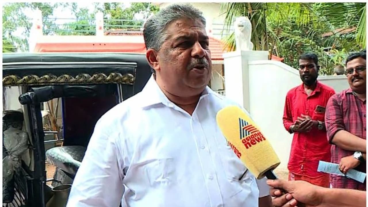 ഫസ്റ്റ് വിക്കറ്റ്; രണ്ടാം പിണറായി സർക്കാറിലെ ആദ്യ രാജിയായി സജി ചെറിയാൻ