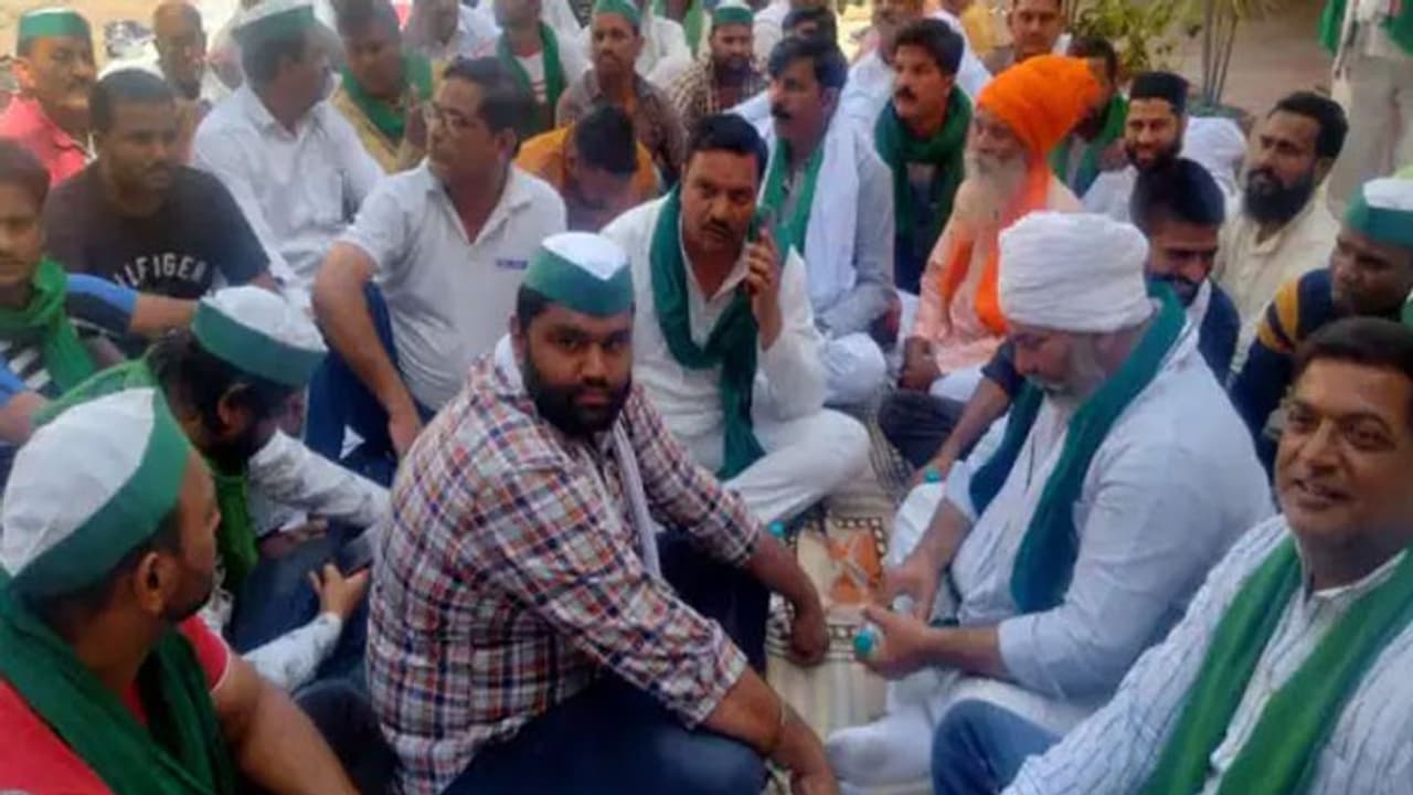 बीकेयू कार्यकर्ताओं की गिरफ्तारी के विरोध में धरने पर बैठे राकेश टिकैट, पुलिस पर गलत कार्रवाई करने का आरोप बीकेयू कार्यकर्ताओं की गिरफ्तारी के विरोध में धरने पर बैठे राकेश टिकैट, पुलिस पर गलत कार्रवाई करने का आरोप