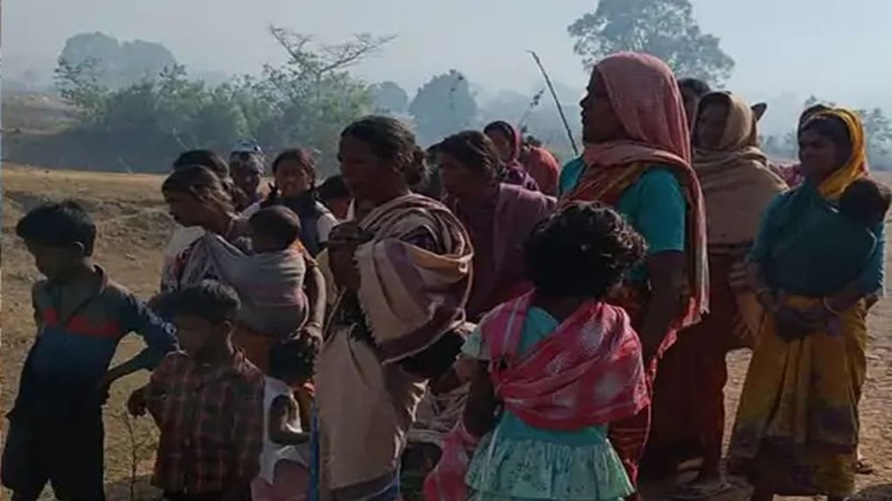 झारखंड में उग्रवादी संगठन का खूनी खेल : कमांडर की मौत का बदला लेने बरसाई गोलियां, नन्हीं जान को भी नहीं छोड़ा झारखंड में उग्रवादी संगठन का खूनी खेल : कमांडर की मौत का बदला लेने बरसाई गोलियां, नन्हीं जान को भी नहीं छोड़ा