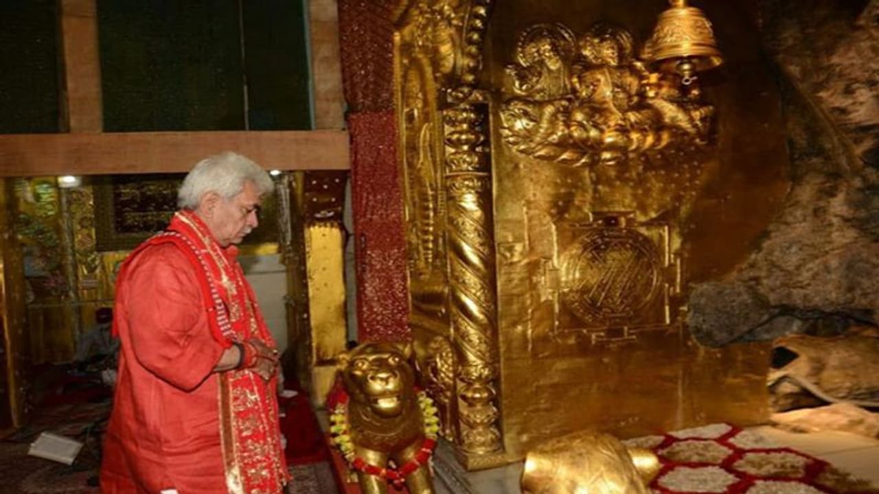 चैत्र नवरात्रि : एलजी ने माता वैष्णो देवी मंदिर में मत्था टेका, श्राइन बोर्ड की तैयारियां भी देखीं चैत्र नवरात्रि : एलजी ने माता वैष्णो देवी मंदिर में मत्था टेका, श्राइन बोर्ड की तैयारियां भी देखीं