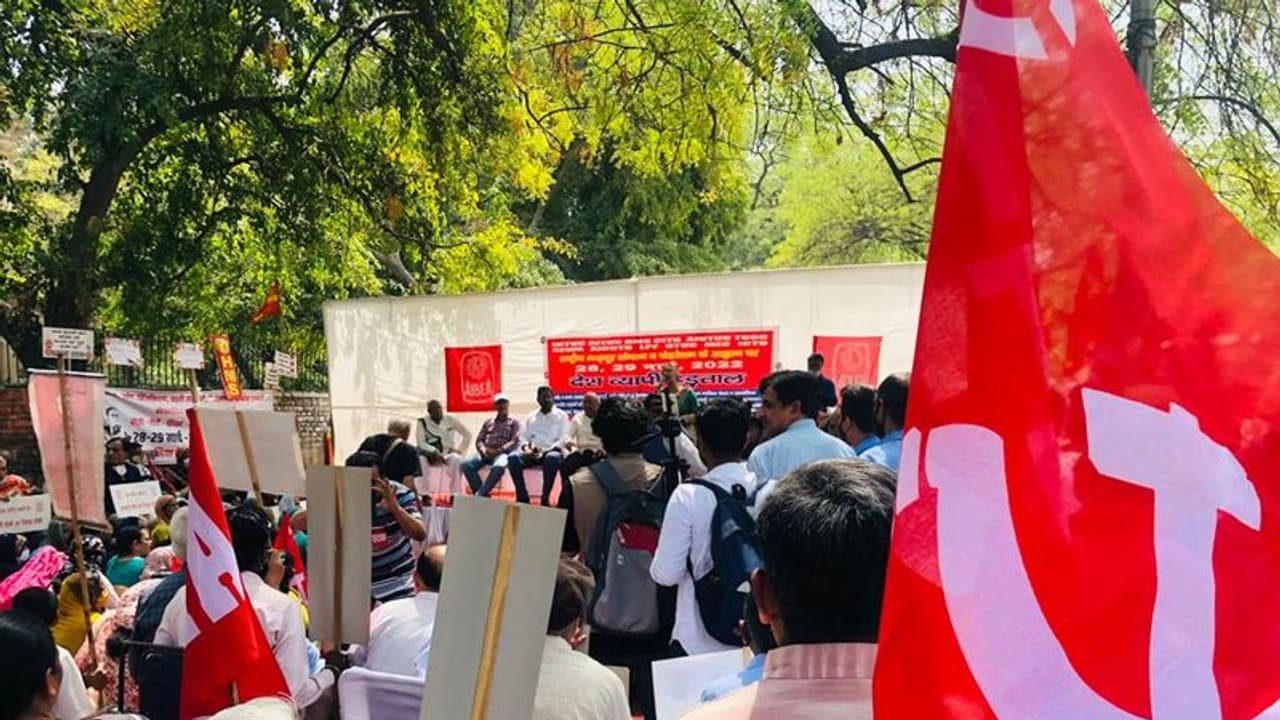 Nationwide Protest: పెరుగుతున్న ద్రవ్యోల్బణం, నిరుద్యోగం.. కొనసాగుతున్న దేశవ్యాప్త నిరసనలు.. Nationwide Protest: పెరుగుతున్న ద్రవ్యోల్బణం, నిరుద్యోగం.. కొనసాగుతున్న దేశవ్యాప్త నిరసనలు..